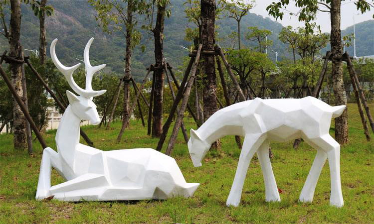 雕塑藝術(shù)如何通過(guò)材質(zhì)創(chuàng)新拓展公共空間的表現(xiàn)邊界